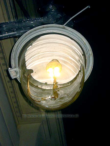 Gaslaterne mit Wandhalterung _ Wien Josefstadt