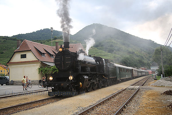 Lok 109.13 mit Sonderzug in Spitz