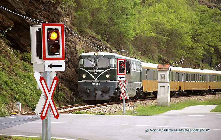 Lichtsignalanlage in Spitz, Eisenbahnkreuzung Kremserstrae